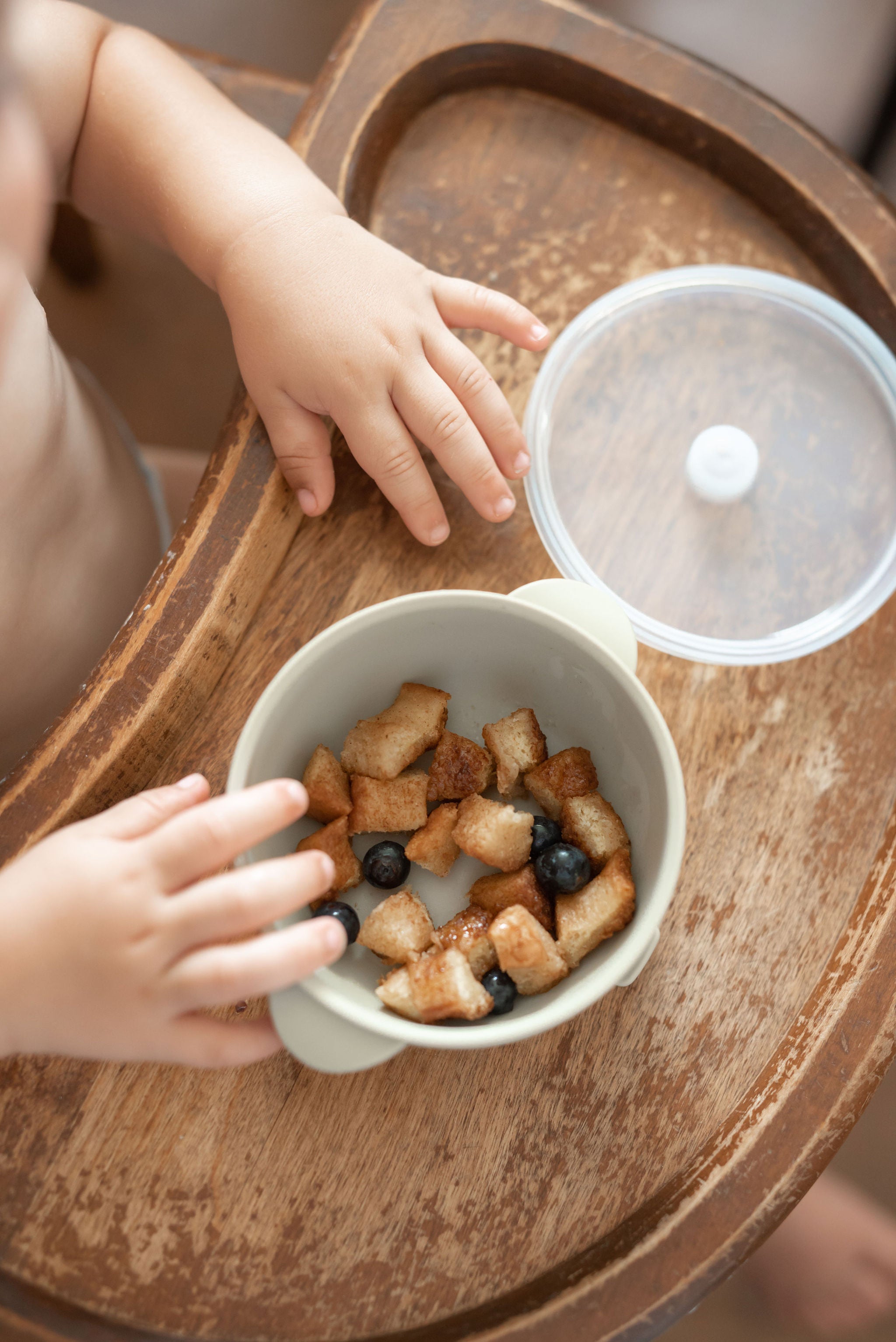 Mess-Free Meals Made Easy: Discover Our Set of 3 Suction Baby Bowls with Lids