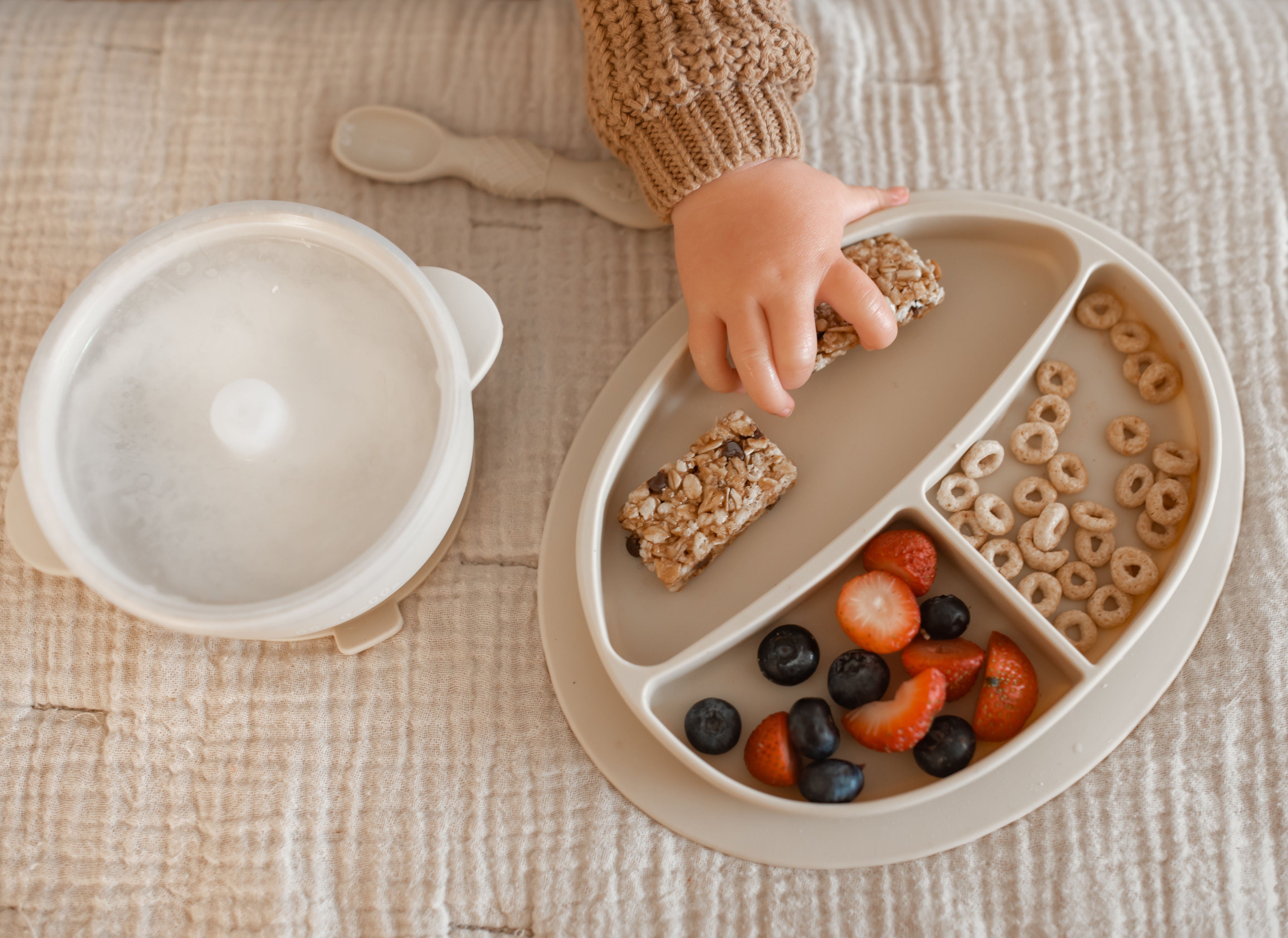Baby Plate and Lidded Bowl Set (Oatmeal)